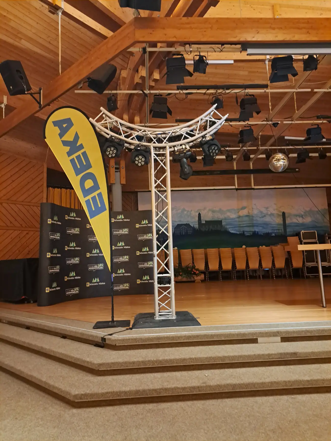 Bühnenaufbau in Eventhalle