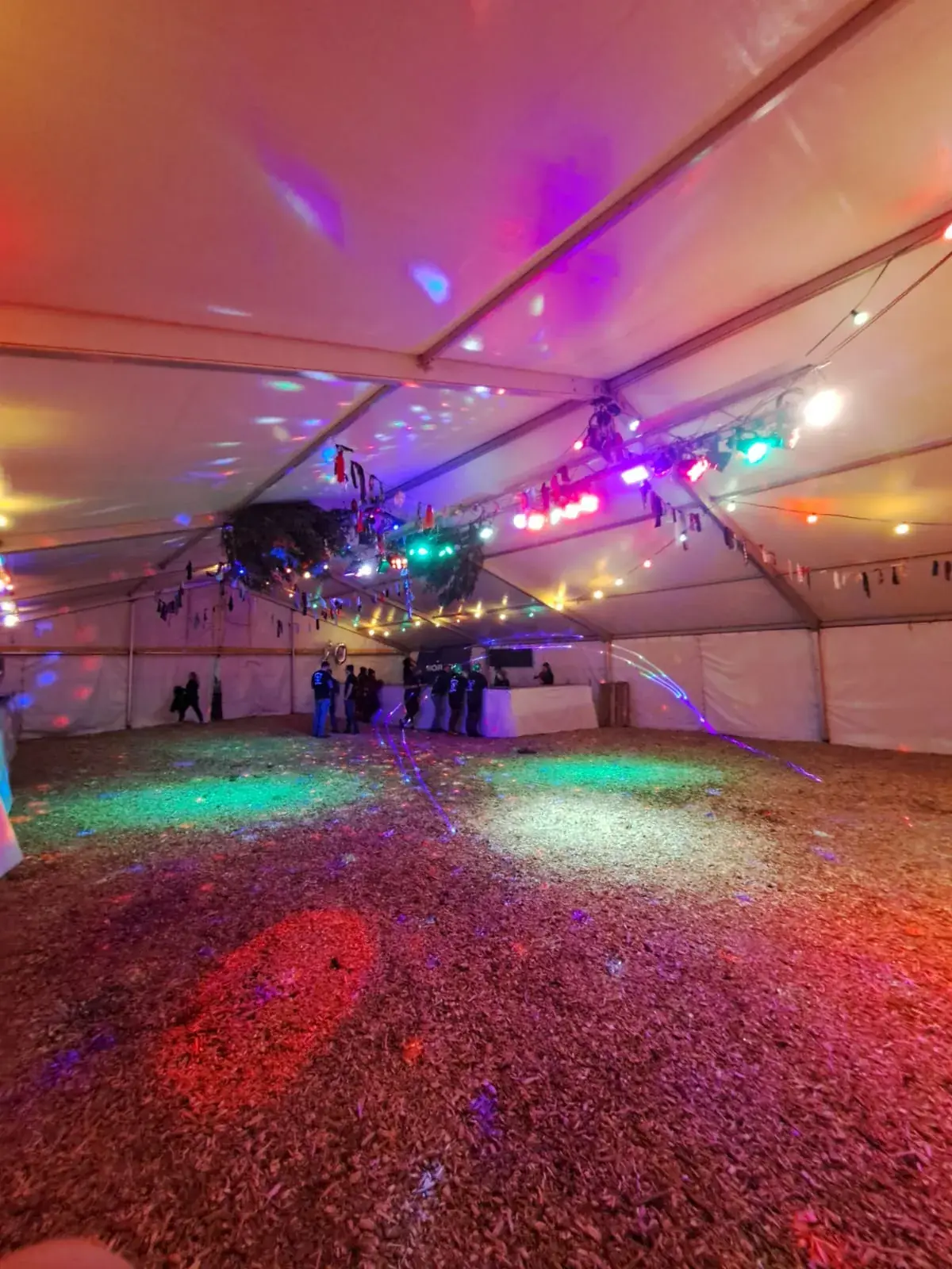 DJ-Setup mit Lichttechnik