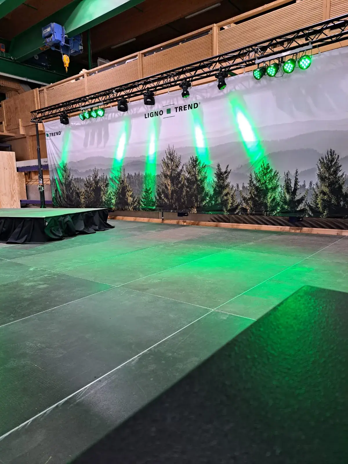 Grüne Bühnenbeleuchtung bei Firmenevent