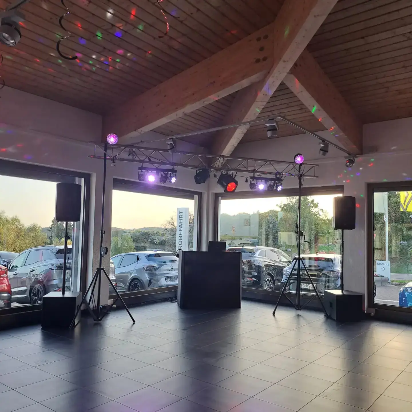 Aufbau der DJ- und Lichttechnik