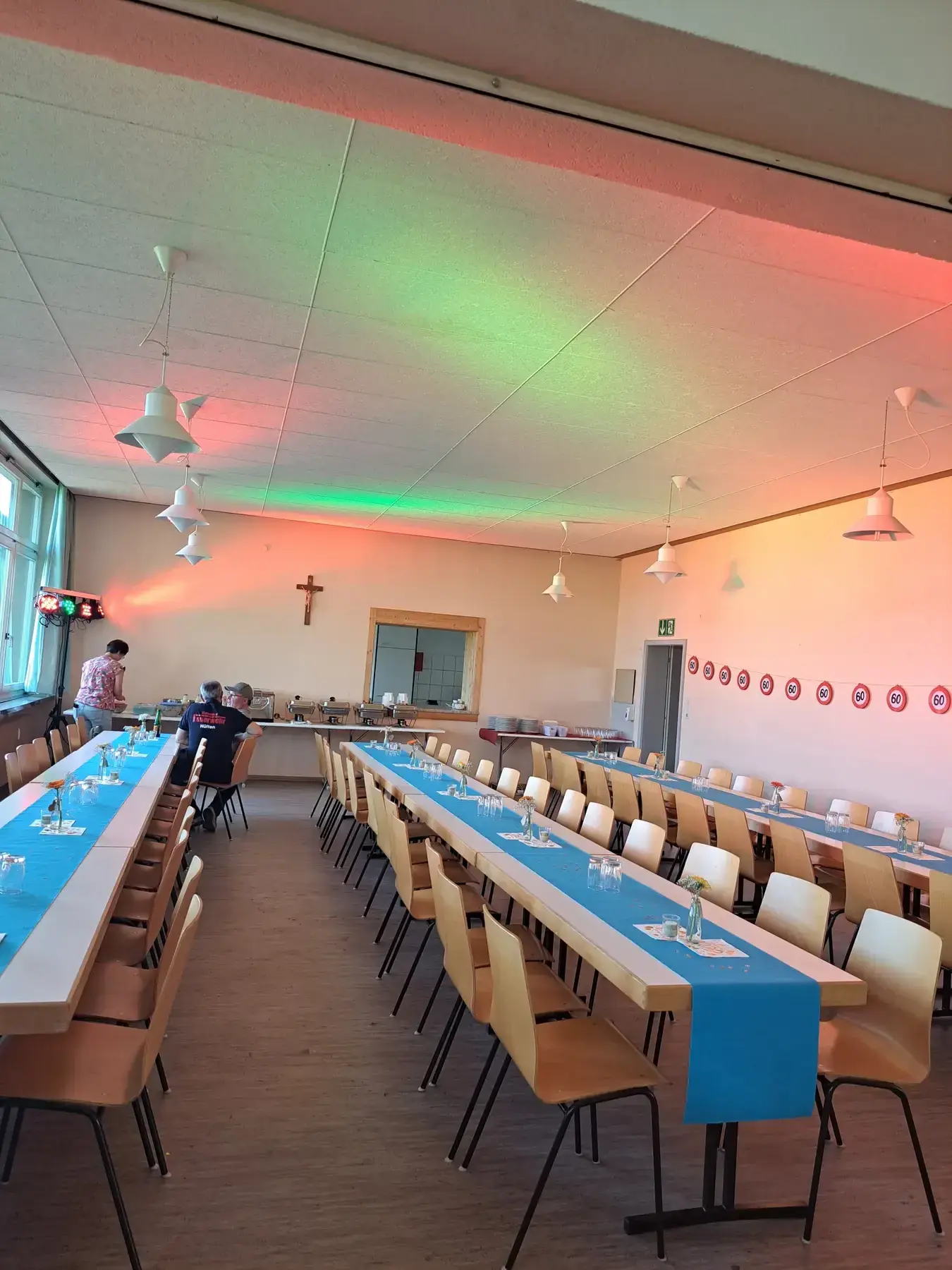 Dezentes Farblicht im kleinen Saal