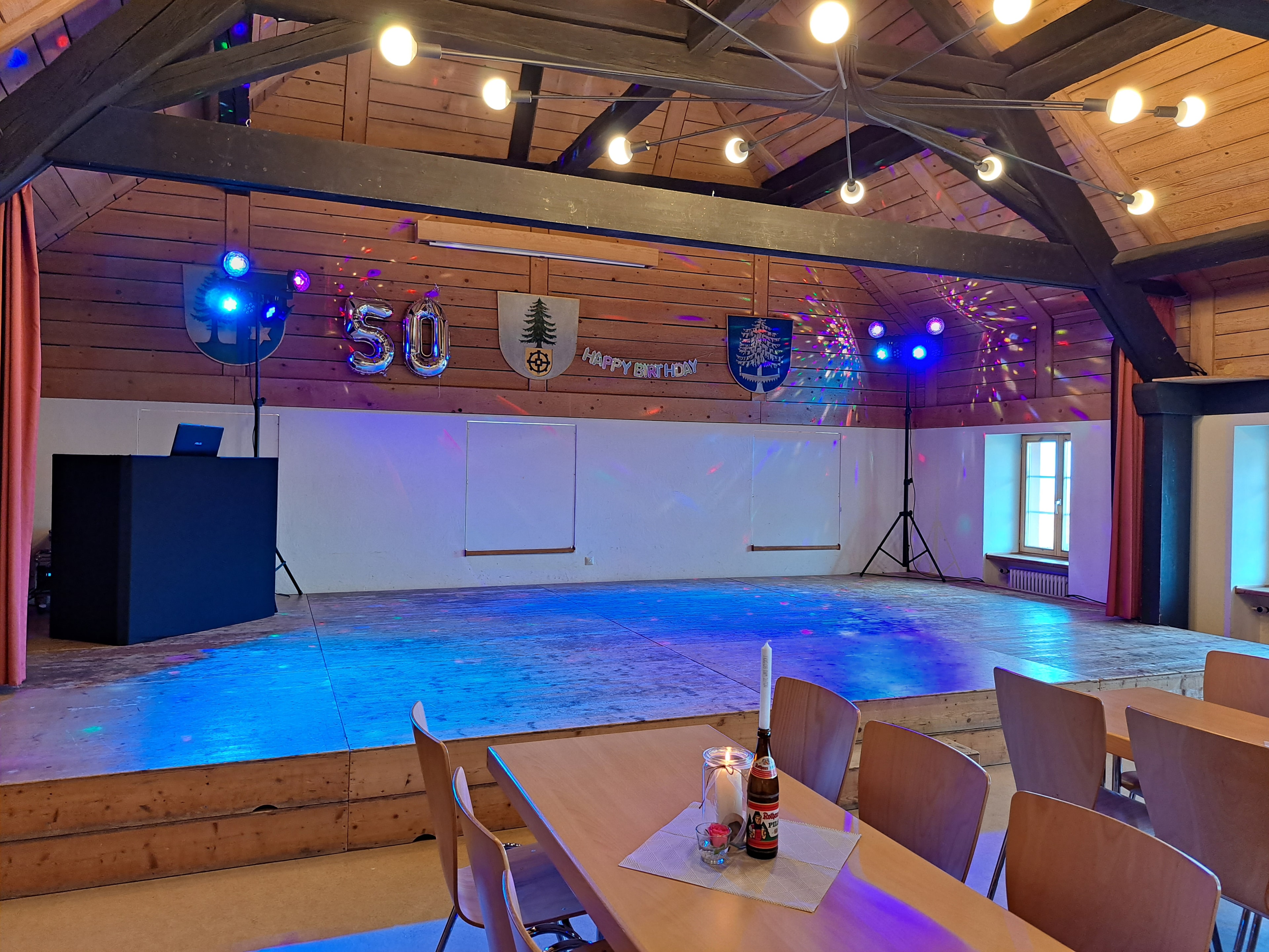 DJ-Pult und Lichtanlage auf Bühne – 50. Geburtstag Event