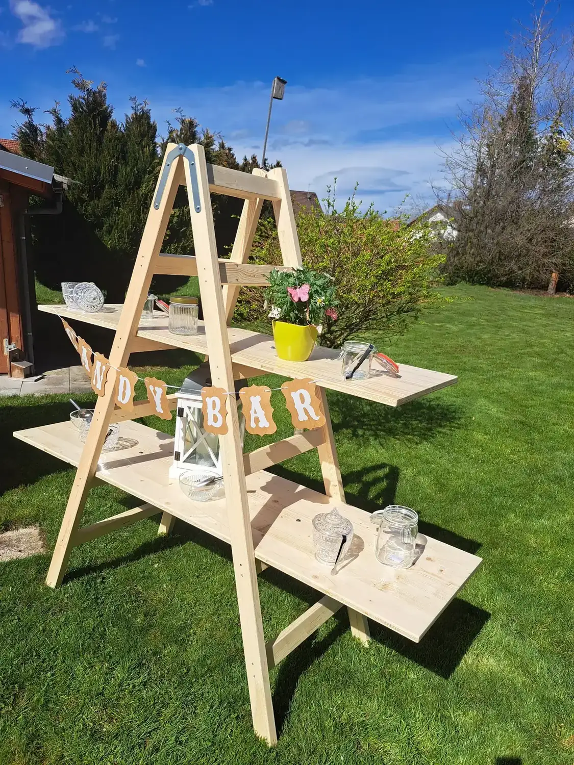 Dreistufige Candybar im Garten für Hochzeitsfeier
