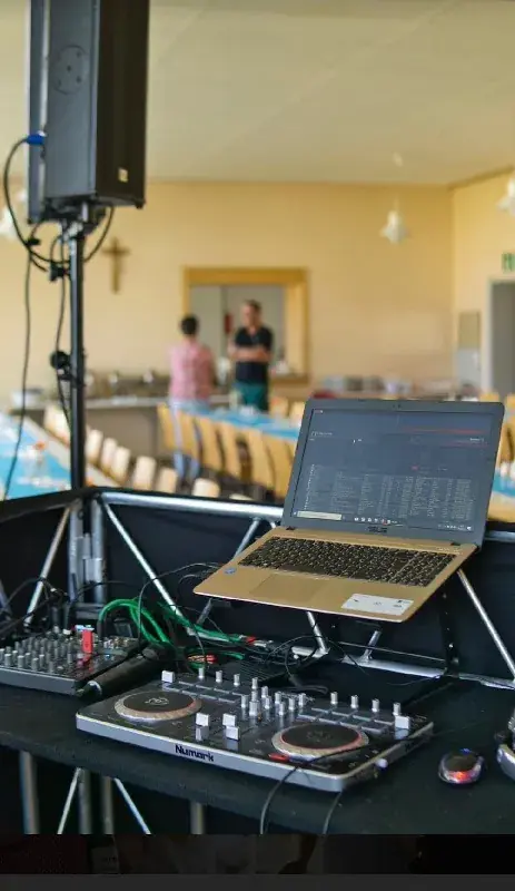 DJ-Setup mit Lichttechnik in Eventhalle